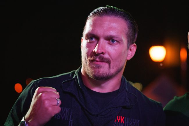 Sværvægtsmesteren Oleksandr Usyk annoncerer, at han vil spille fodbold, når han trækker sig tilbage fra boksning