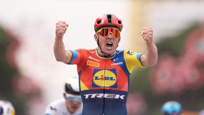 Giro d'Italia: Den danske cykelrytter Mads Pedersen vinder første etape i Albanien