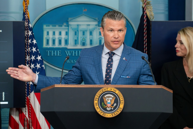 Pete Hegseth citerer Pulp Fiction som skrift og sammenligner derefter pressen med Jesu fjender