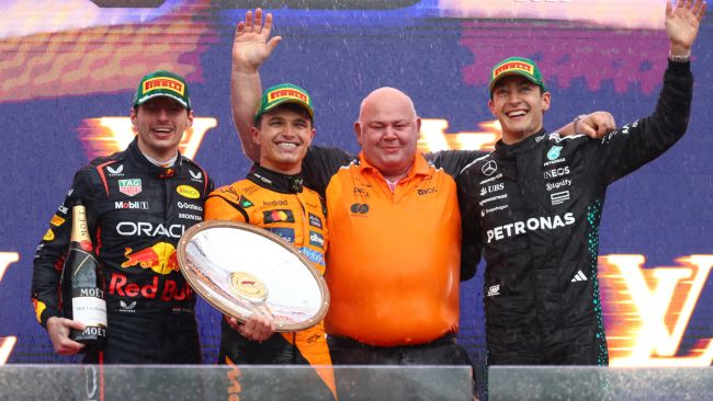 Lando Norris tager den første F1-sejr i 2025 i et kaotisk og regnfuldt løb i Melbourne