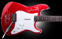 media/11/who_signeradplastgitarr_241173t.jpg