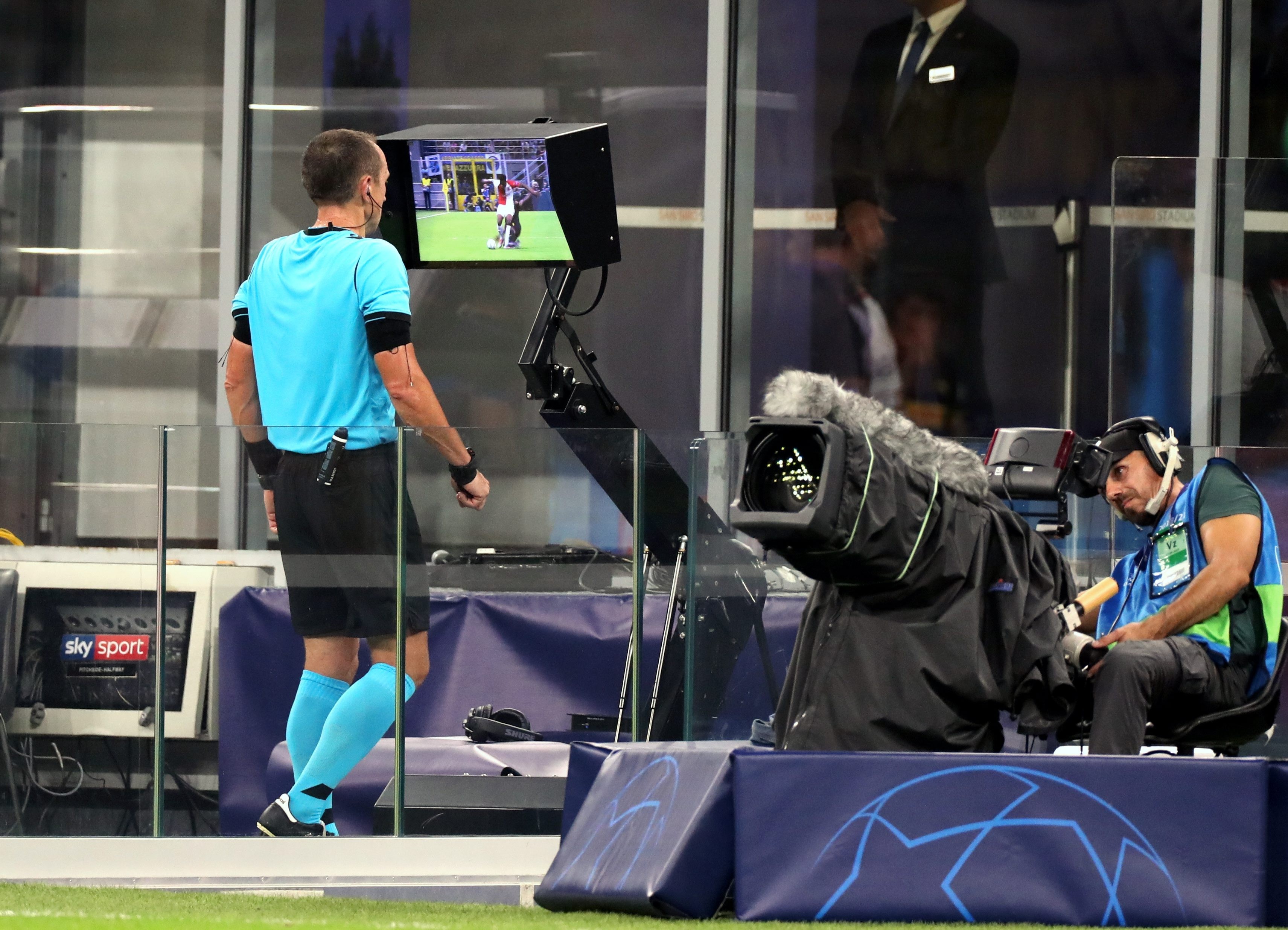 UEFA udgav et videobibliotek for at vise korrekt brug af VAR, i håb om at give større klarhed og gennemsigtighed