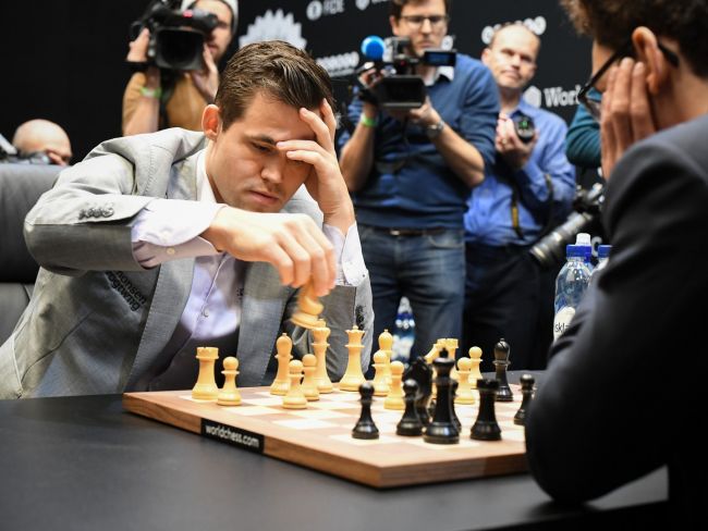 Magnus Carlsen overvejer at stoppe med klassisk skak efter at have mistet besindelsen mod Gukesh