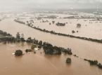 Oversv&oslash;mmelser i Australien kr&aelig;ver fire liv, titusinder strandede