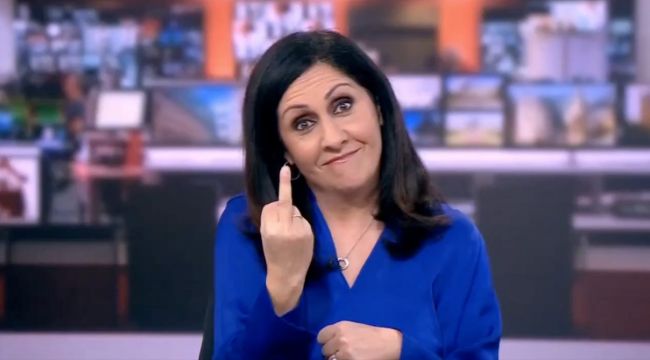 BBC-studievært udsteder undskyldning efter ved et uheld at have givet seerne langfingeren