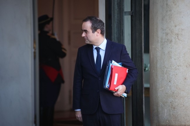 Den franske regering overlever mistillidsvotum mod budgettet for 2026