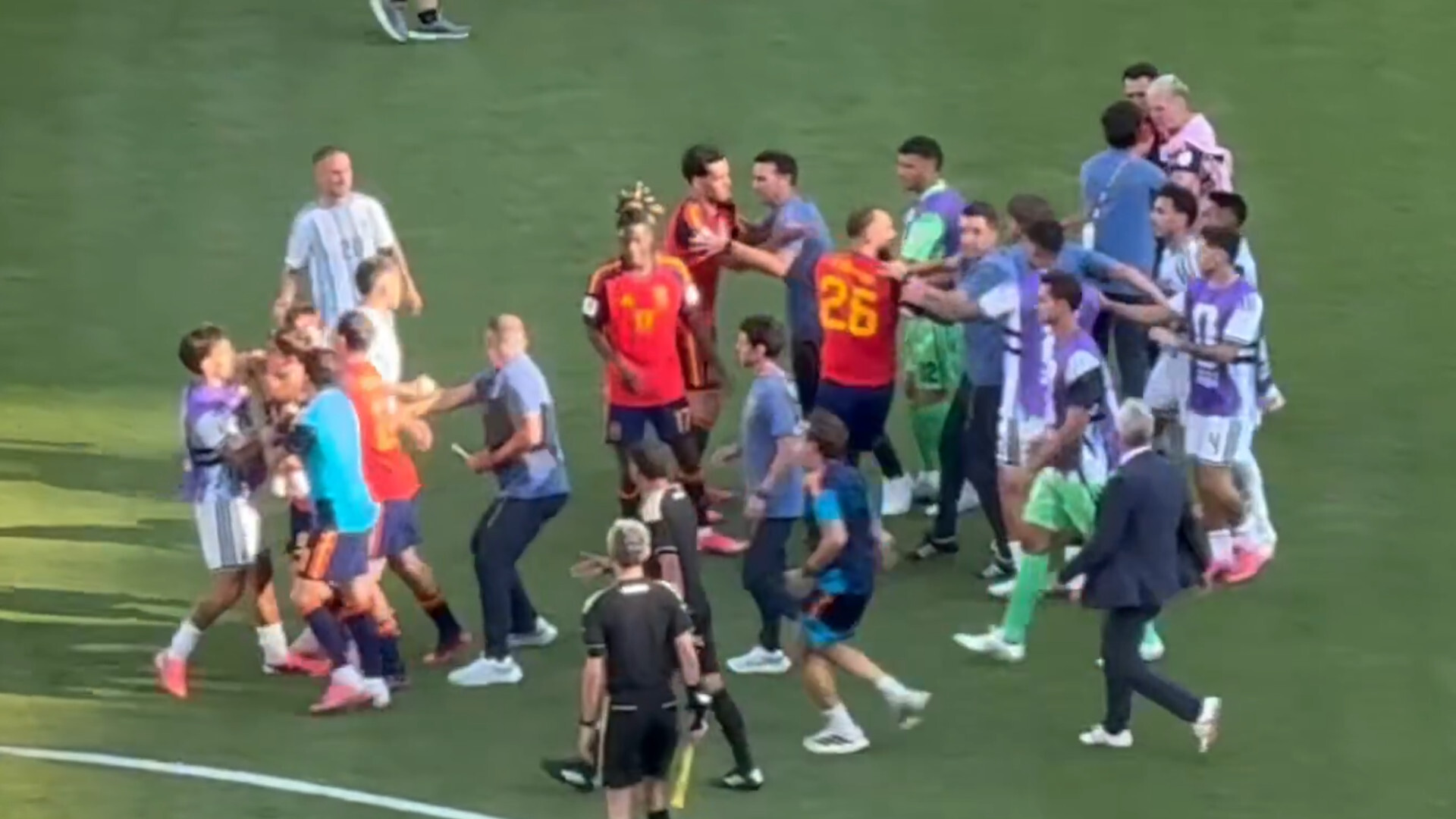 Argentinas usportslige opførsel: Ulækkert overfald fra Paredes og fornærmelse under fejringen