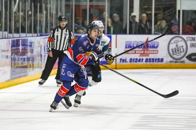 Den skotske ishockeyspiller Gary Kelly, 19, dør ved at falde ned fra balkonen på Ibiza