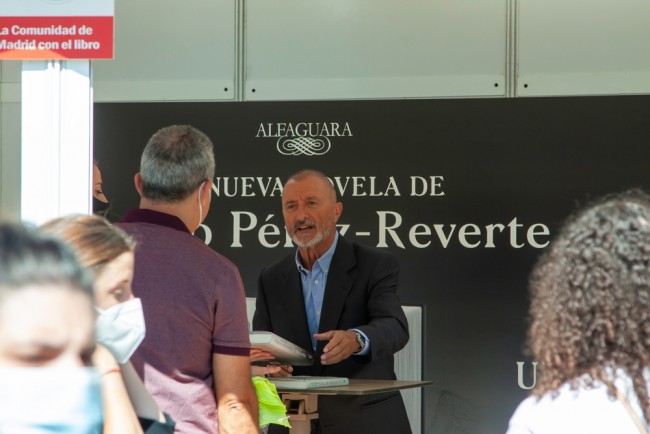 Arturo Pérez-Reverte kritiserer det spanske kongelige akademi for at bukke for influencere og ignorere forfattere