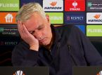 Mourinho lader som om han falder i søvn under pressemøde efter et stort nederlag i Fenerbahçe