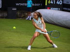 Den tyrkiske spiller Zeynep S&ouml;nmez trodser Wimbledon-reglerne ved at b&aelig;re en vandmelonn&aring;l i stedet for et pal&aelig;stinensisk flag