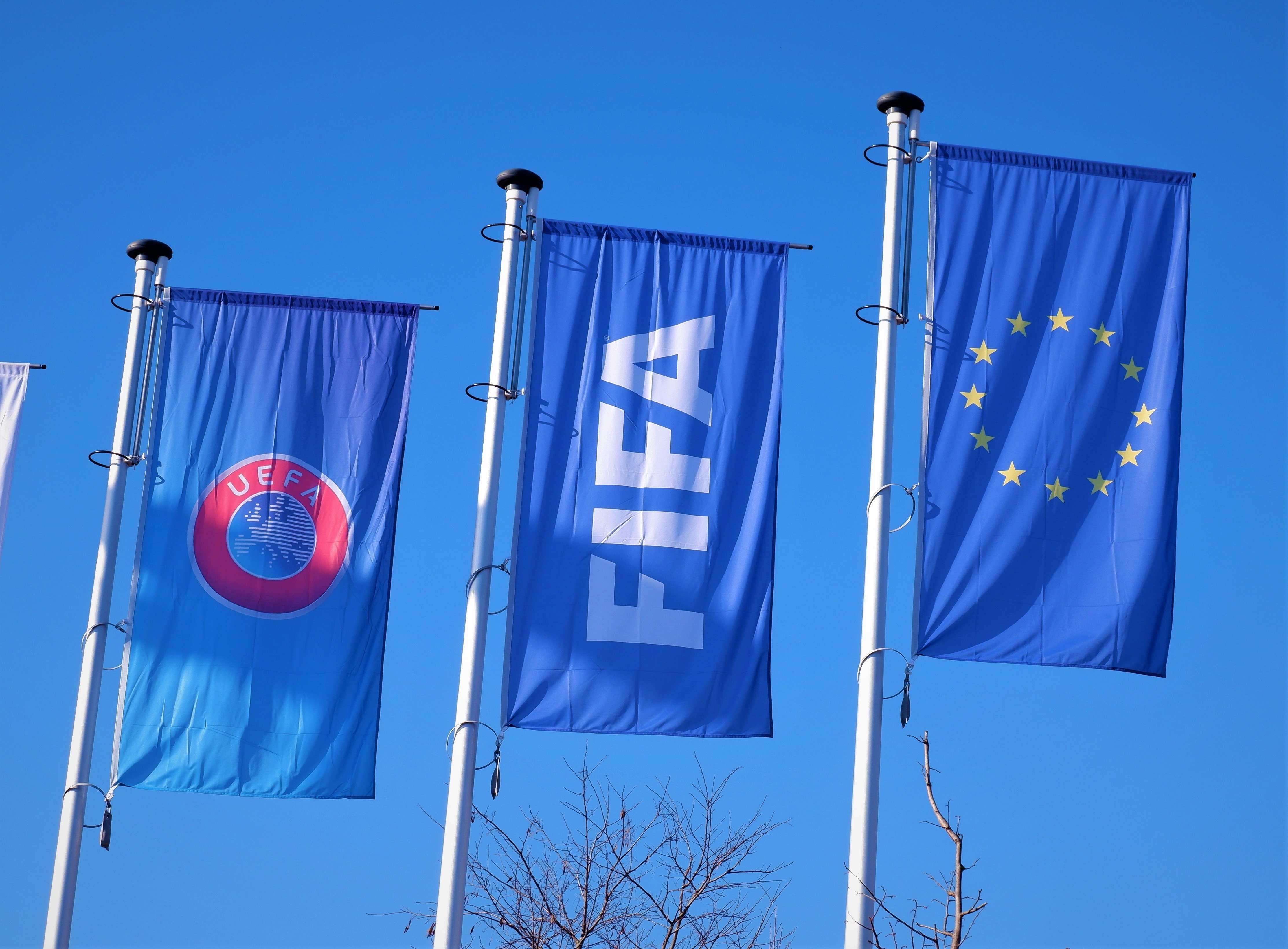 UEFA, CONCACAF og AFC slår sig sammen mod FIFA; CONMEBOL og CAF støtter Infantino
