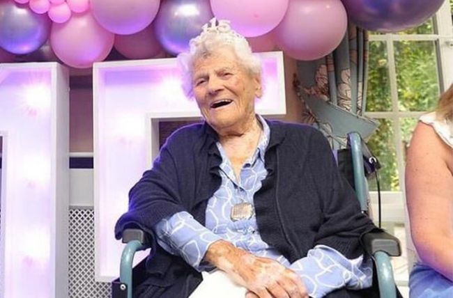 Ethel Caterham, 115, bliver verdens ældste nulevende person