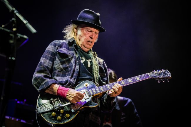 Neil Young trækker sig ud af Glastonbury og hævder, at festivalen er "under virksomhedskontrol"