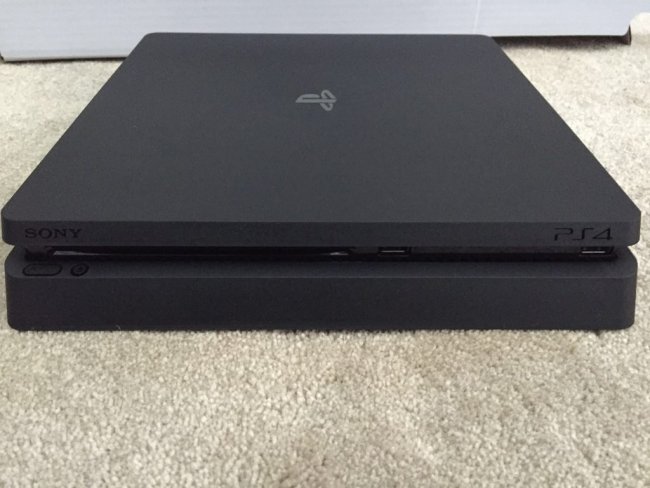 PlayStation 4 Slim lader til at være mere stille end en almindelig PS4 - -