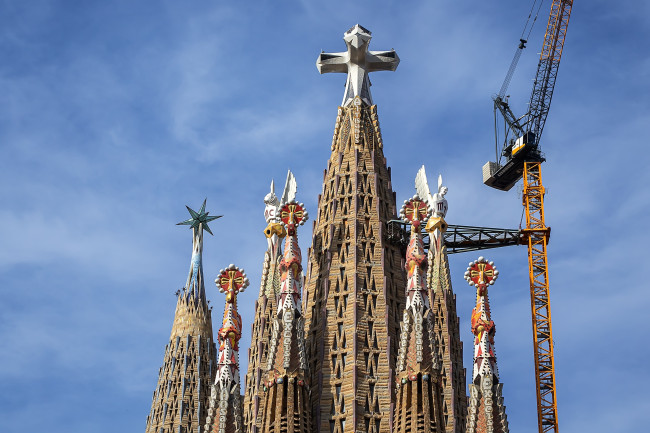 Se den spektakulære Sagrada Familia Tower of Jesus-ceremoni, med en dronehyldest til Gaudí