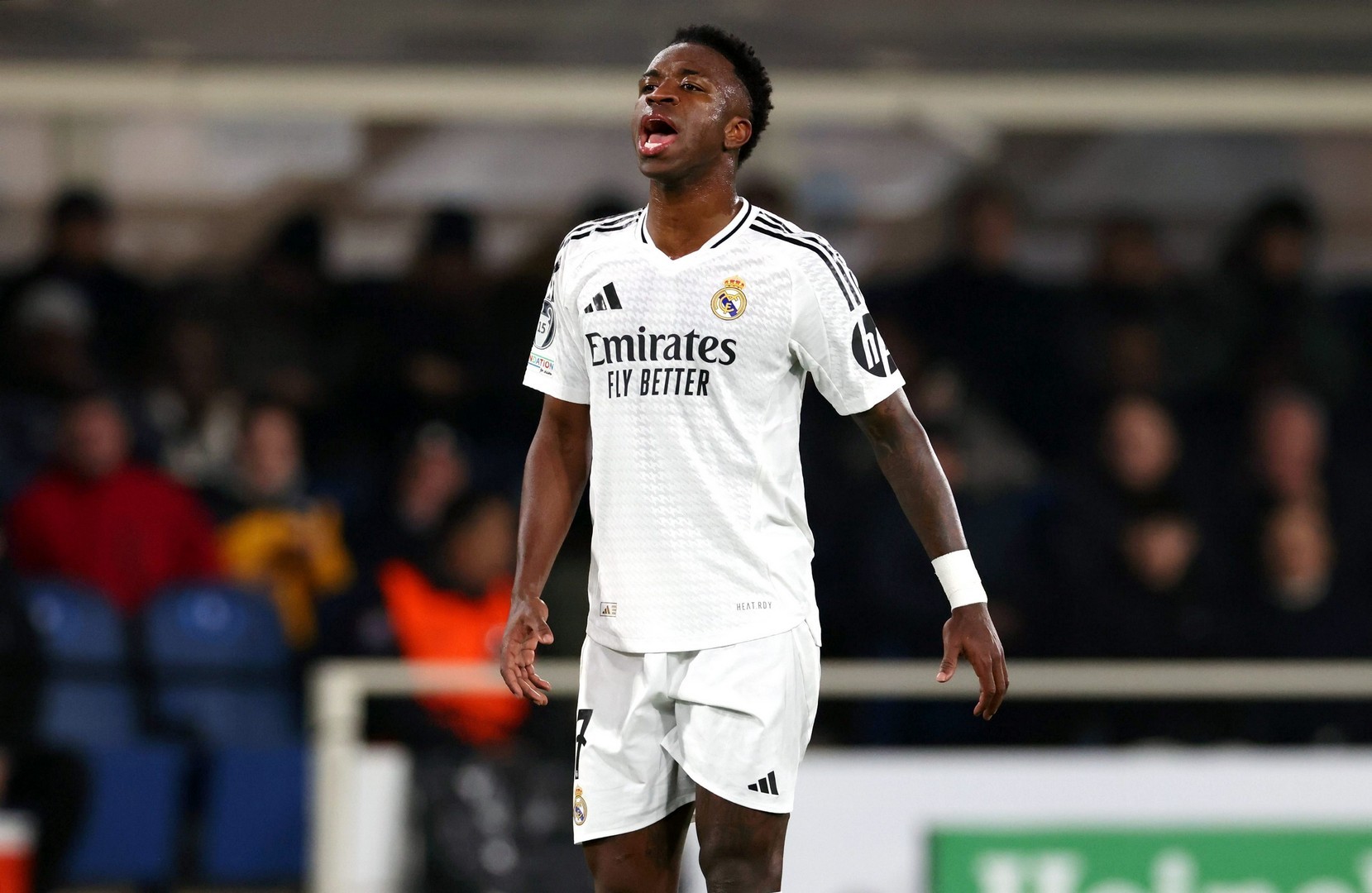 Vinícius scorer og assisterer fra bænken, men der er stadig kontroverser omkring ham: Mbappé redder ham fra rødt kort