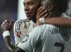 Vin&iacute;cius scorer og assisterer fra b&aelig;nken, men der er stadig kontroverser omkring ham: Mbapp&eacute; redder ham fra r&oslash;dt kort