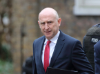 Storbritanniens forsvarsminister tr&aelig;der tilbage p&aring; grund af manglende evne til at &oslash;ge milit&aelig;rudgifterne