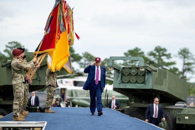 Washington-paraden fejrer 250-året for hæren på Donald Trumps 79-års fødselsdag