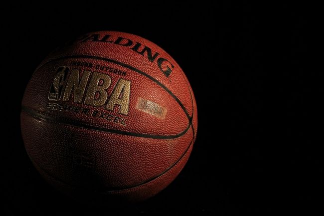 San Antonio Spurs holder NBA-finalerne i live med sin første sejr mod NY Knicks