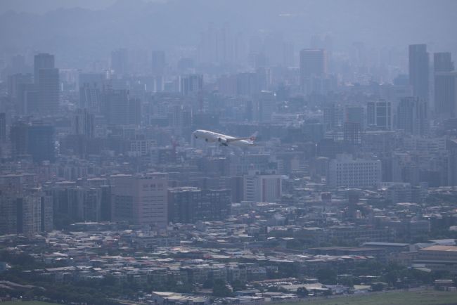 Japan forbereder sig på stormflod, da tropisk storm Jangmi slår strømmen ud og fordriver folk