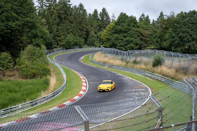 Finsk kører dør i en kollision med flere vogne ved 24-timers Nürburgring-kvalifikationen