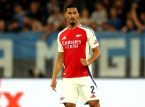 Arsenals William Saliba vil v&aelig;re ude i en "l&aelig;ngere periode" og p&aring;drager sig rygskader