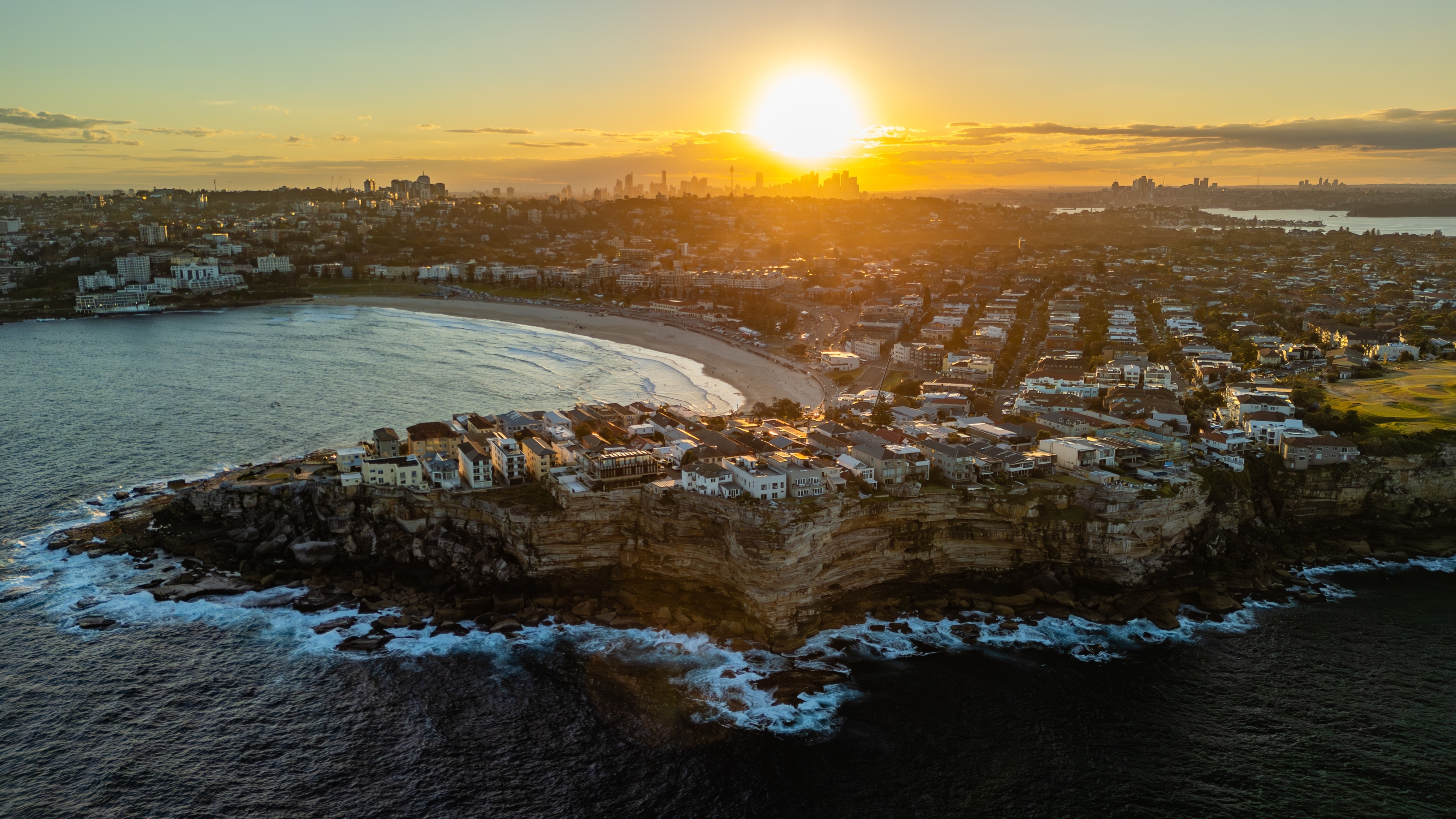 Manden, der stoppede en af Bondi Beach-skytterne, er blevet anklaget for overfald