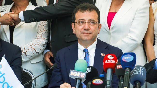 Tyrkiets politiske krise: Istanbuls borgmester tilbageholdt midt i markedsuro