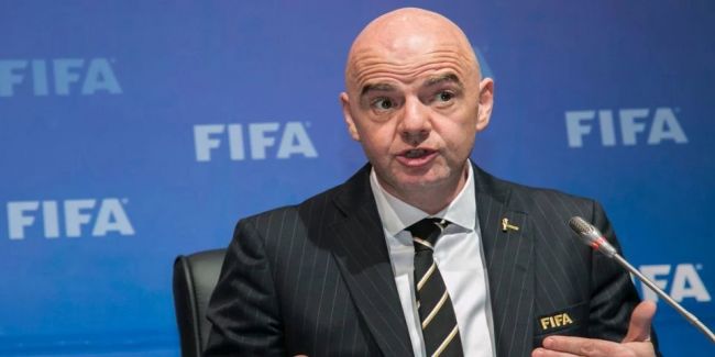 Infantino lover personligt at "medbringe en hotdog og en cola" til fanen, der køber en VM-billet for 2 millioner dollars