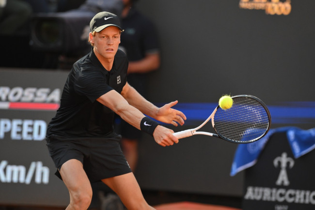 Jannik Sinner UD af Roland Garros efter at have krævet en kontroversiel medicinsk timeout