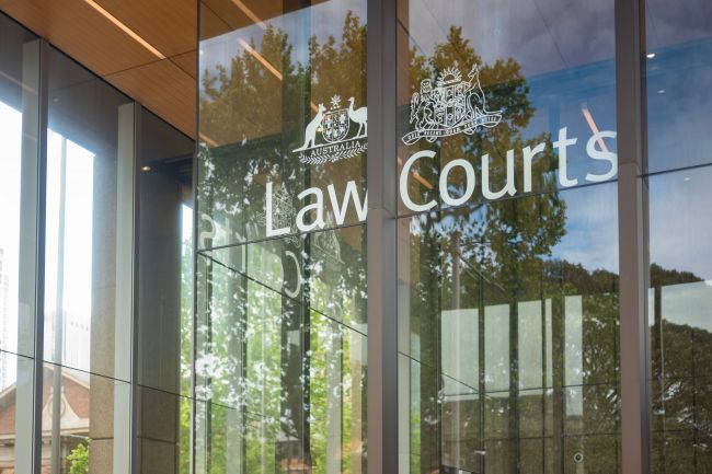 Australsk politiker anklaget for voldtægt forsøger at beholde sin plads i parlamentet