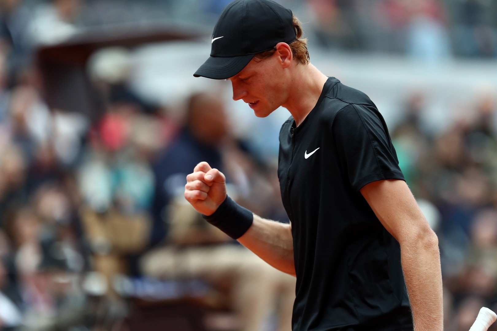 Jannik Sinner får ovationer i sin tilbagevenden, kan møde Alcaraz og Zverev i Rom-finalen