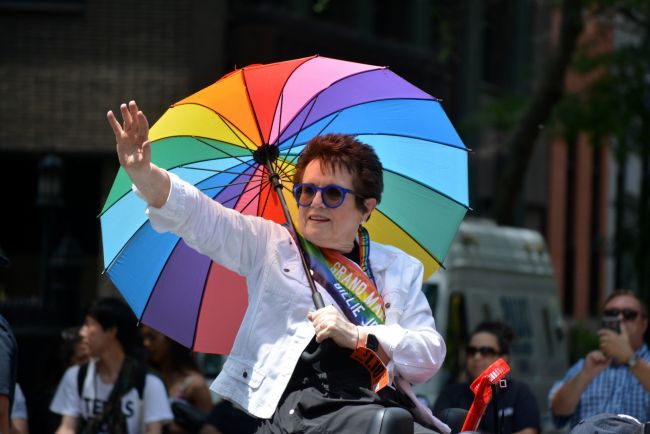 Billie Jean King bliver den første sportskvinde til at modtage en stjerne på Hollywood Walk of Fame
