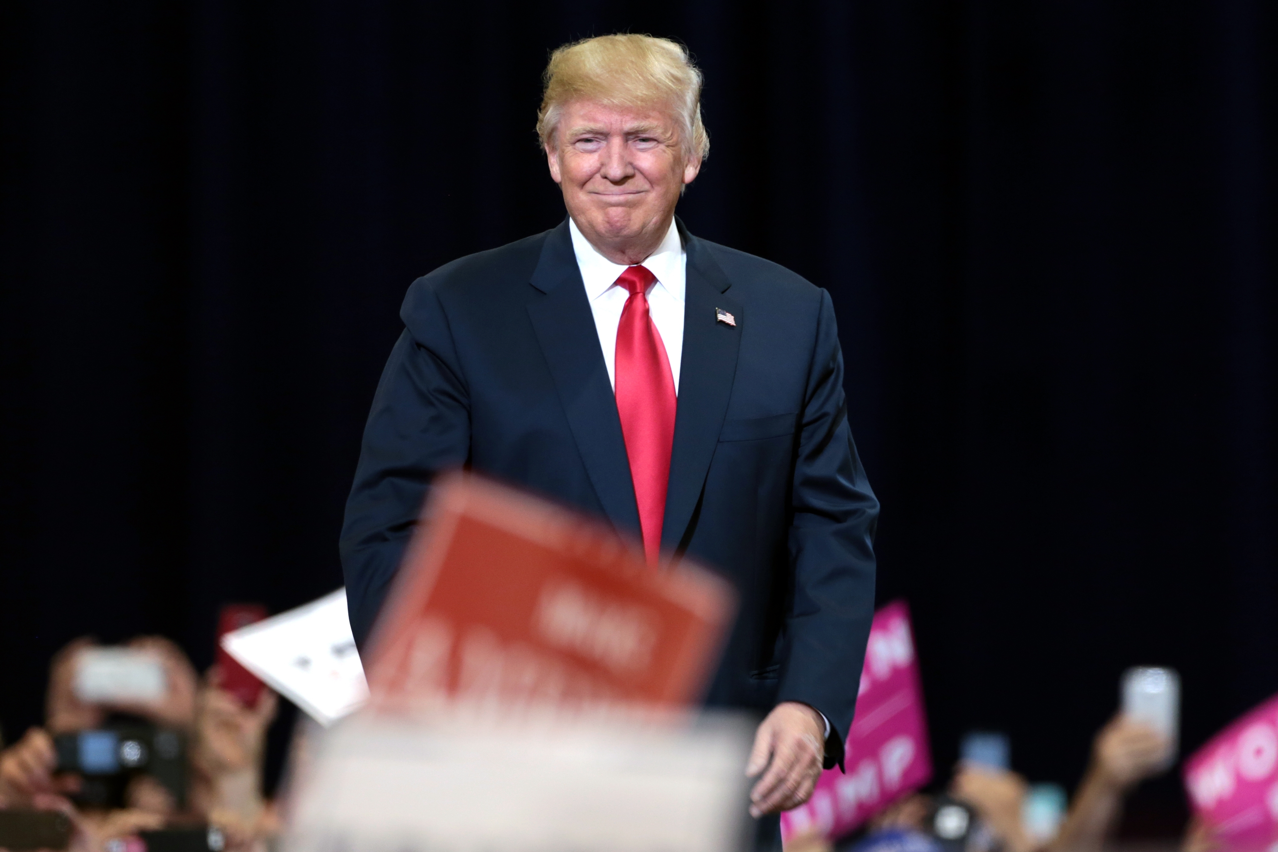 Præsident Donald Trump retter igen kritik mod amerikansk fødselsret med to nye præsidentielle bekendtgørelser