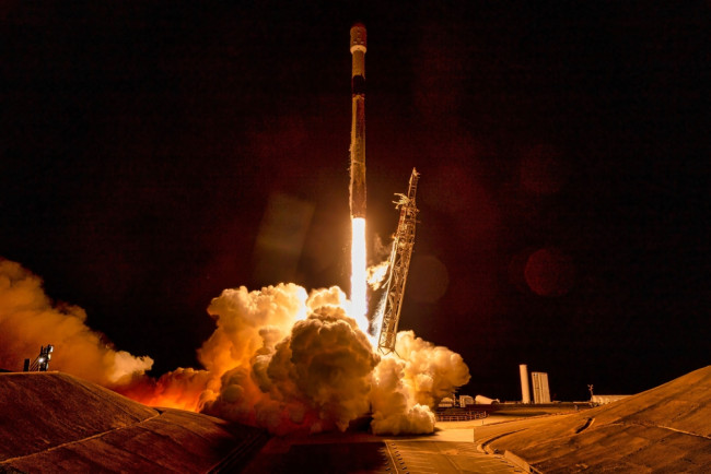 Se Bezos' Blue Origin-raket eksplodere spektakulært, det kan påvirke NASAs planer om månelanding.