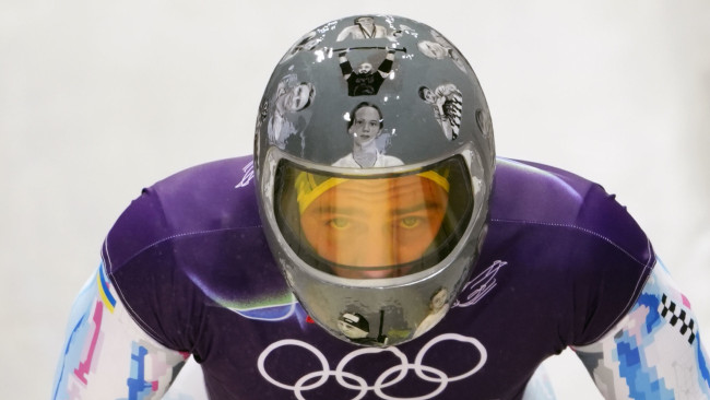 IOC forbyder ukrainsk olympisk atlet at bære hjelm med billeder af atleter, der er blevet dræbt af Rusland