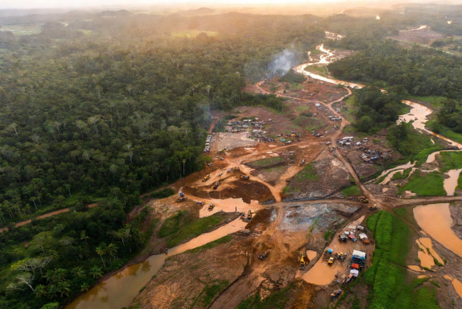 Ulovlige minearbejdere hærger Amazonas i rekordtempo, mens guldprisen stiger voldsomt