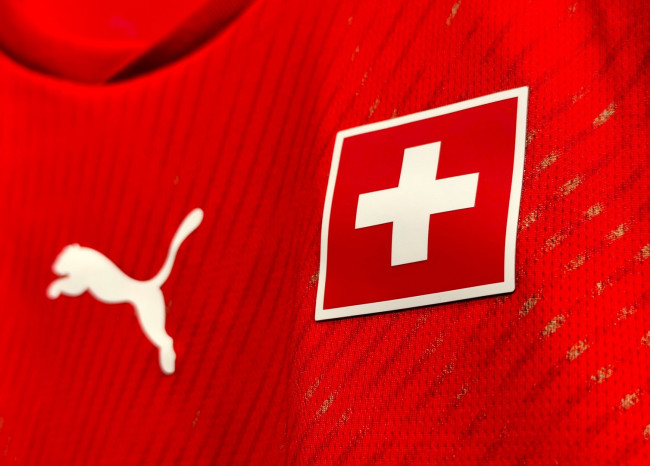 Hvad der er en forveksling, den nye FIFA-regel, der fik Breel Embolo fra Schweiz til at blive udvist af banen
