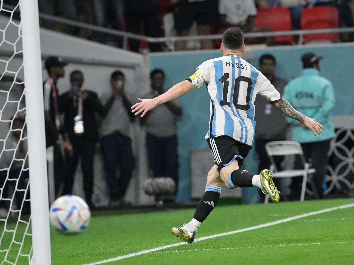 Leo Messi scorer hattrick og slår VM-rekord med kontrovers om rødt kort