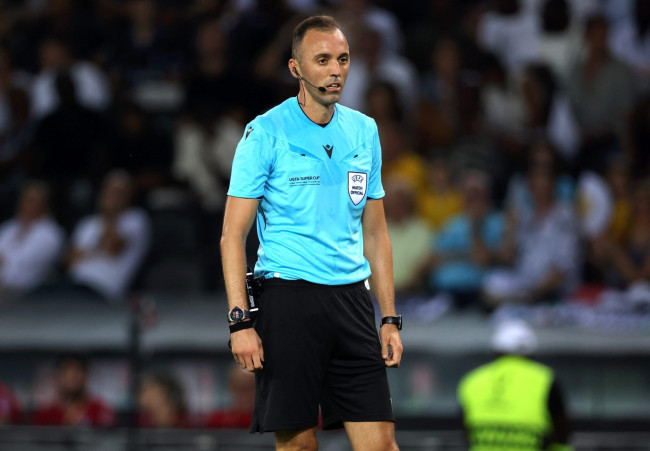Bayern Münchens administrerende direktør kritiserer manglende erfaring som dommer i kampen mellem Bayern og PSG