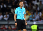 Bayern M&uuml;nchens administrerende direkt&oslash;r kritiserer manglende erfaring som dommer i kampen mellem Bayern og PSG