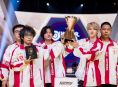 Esports World Cup: AG. AL løfter Honor of Kings World Cup-trofæet