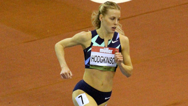 Keely Hodgkinson løber hurtigst i første runde på 800 m i Birmingham og sigter mod tredje europæisk titel i træk