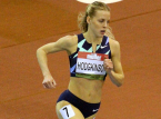 Keely Hodgkinson l&oslash;ber hurtigst i f&oslash;rste runde p&aring; 800 m i Birmingham og sigter mod tredje europ&aelig;isk titel i tr&aelig;k