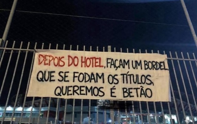 "Efter hotellet, byg et bordel. Skidt med titler, det vi vil have er konkret", hævder vrede Benfica-fans
