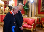 Kong Charles bes&oslash;ger USA, mens Storbritannien s&oslash;ger at d&aelig;mpe sp&aelig;ndingerne med Trump