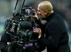Pep Guardiola undskylder over for kameramanden efter at have taget sine h&oslash;retelefoner: "Jeg skammer mig"