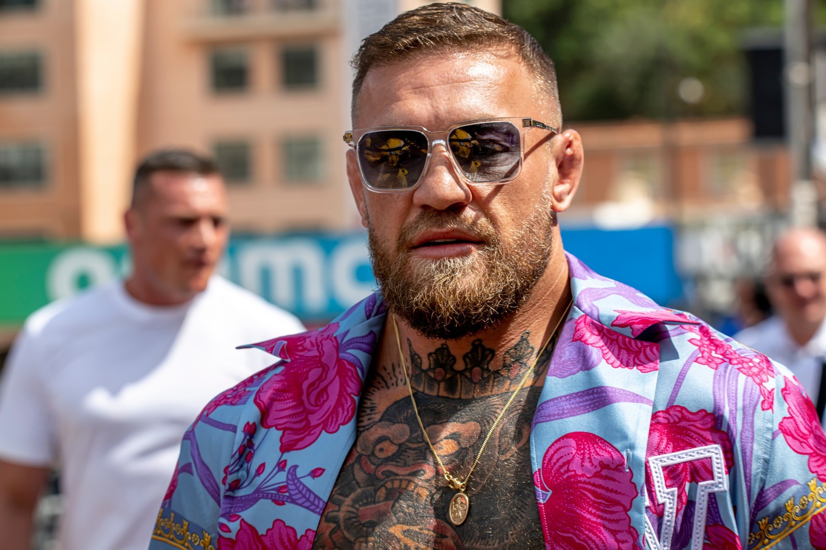 Conor McGregor bekræfter, at han skal opereres og antyder en tilbagevenden til sin sidste kamp